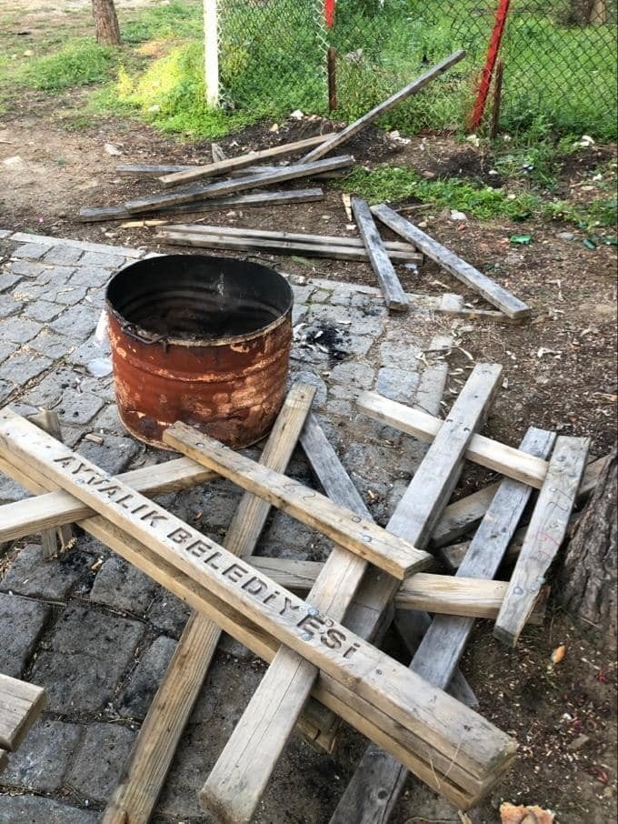 Şehir magandaları piknik masalarını yaktı