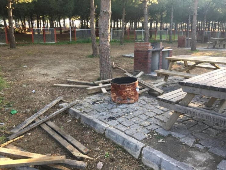 Şehir magandaları piknik masalarını yaktı
