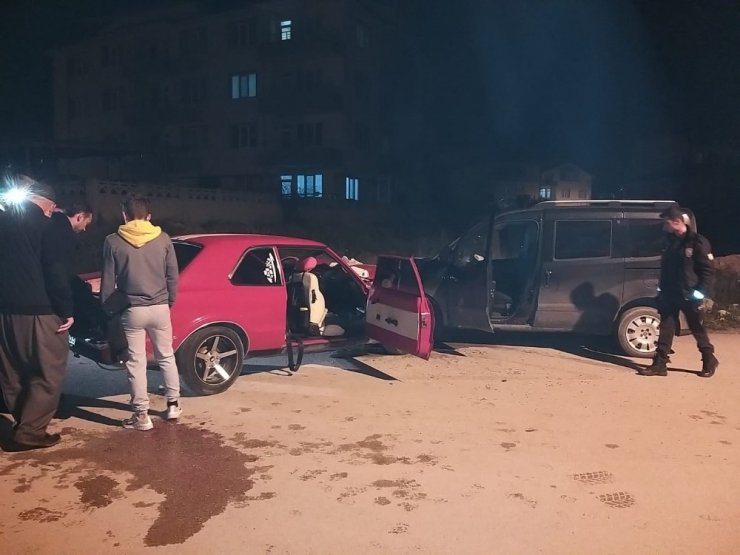 Bilecik’te otomobil ile hafif ticari araç çarpıştı: 6 yaralı