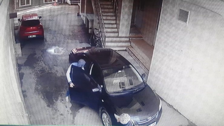 Camiye dadanan hırsızlar kameralara yakalandı