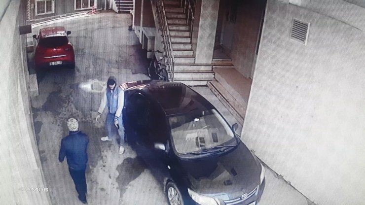 Camiye dadanan hırsızlar kameralara yakalandı