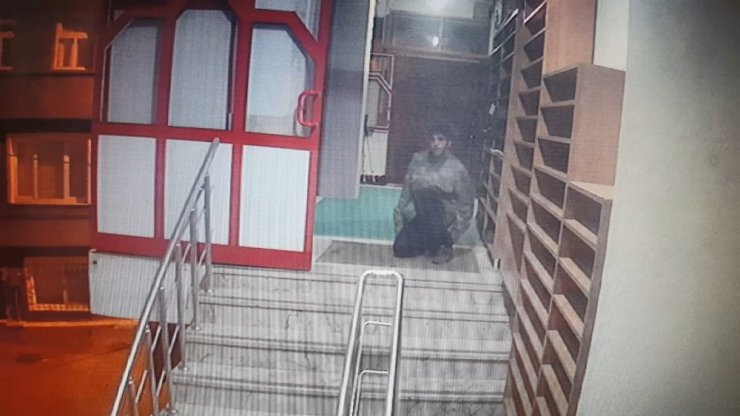 Camiye dadanan hırsızlar kameralara yakalandı
