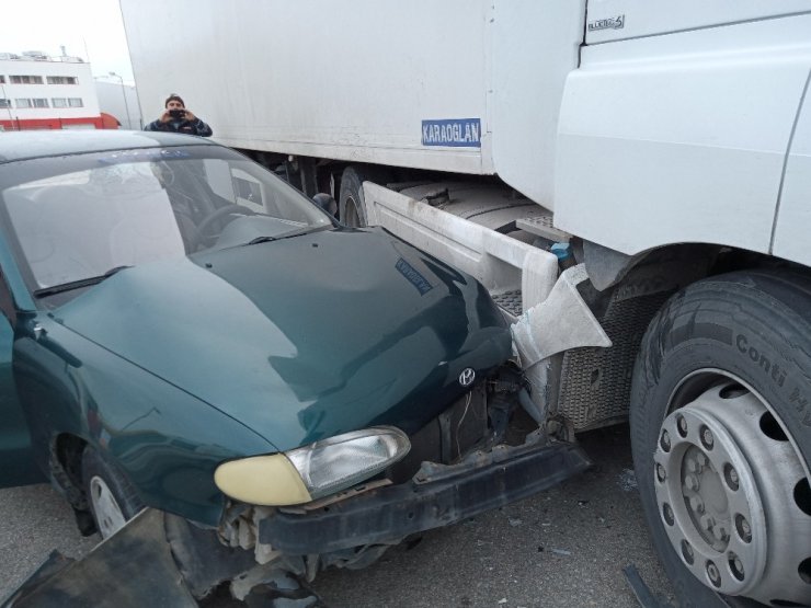 Kızını hastaneye götüren sürücü ters şeride girdi: 2 yaralı