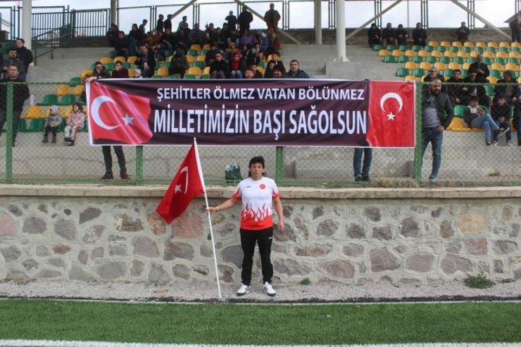 Komando beresi ve jandarma yeleğiyle maça çıktılar