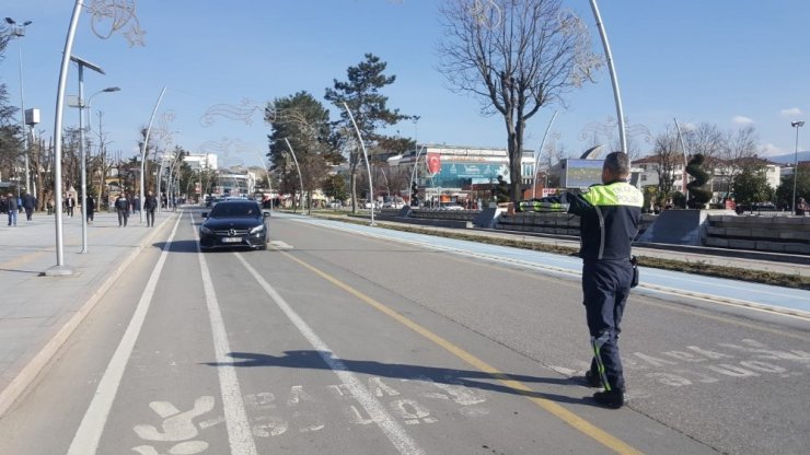 Polisler yaptıkları uygulamada iki saatte 212 araç kontrol edildi