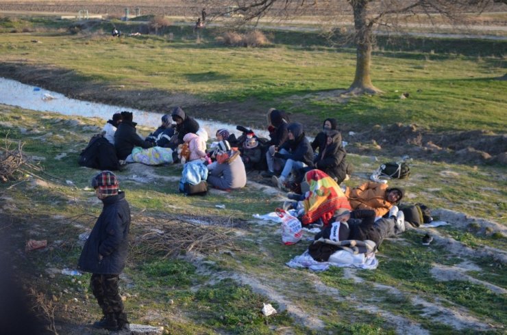 Sınıra akın eden göçmenler ateş yakarak ısınıyor