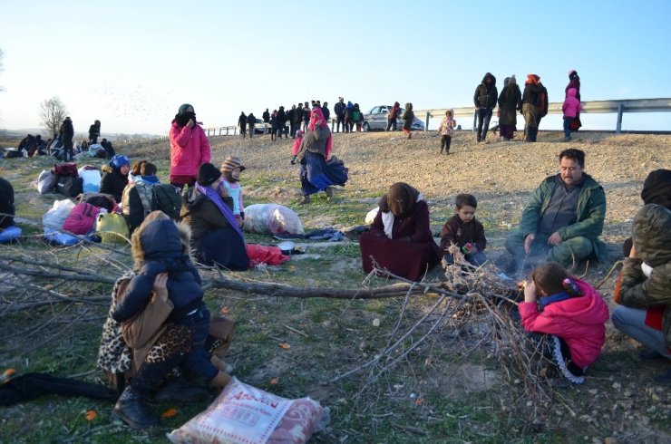 Sınıra akın eden göçmenler ateş yakarak ısınıyor