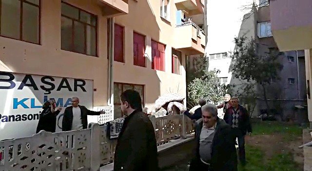 Apartmanda aşağıya düşmek üzere olan kadını komşusu kurtardı
