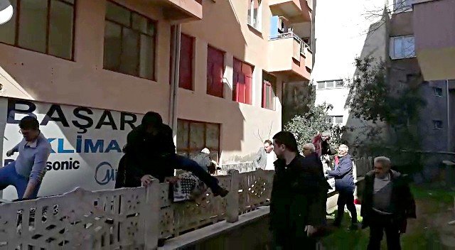 Apartmanda aşağıya düşmek üzere olan kadını komşusu kurtardı