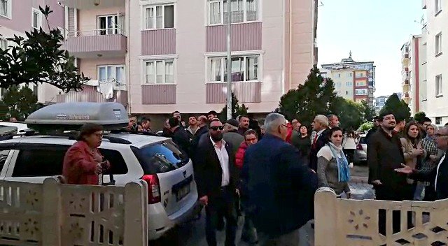 Apartmanda aşağıya düşmek üzere olan kadını komşusu kurtardı