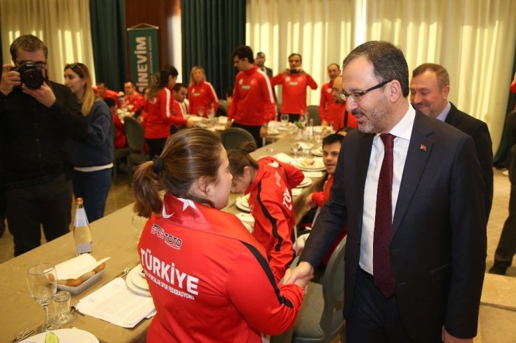 Bakan Kasapoğlu, özel sporcular ile bir araya geldi