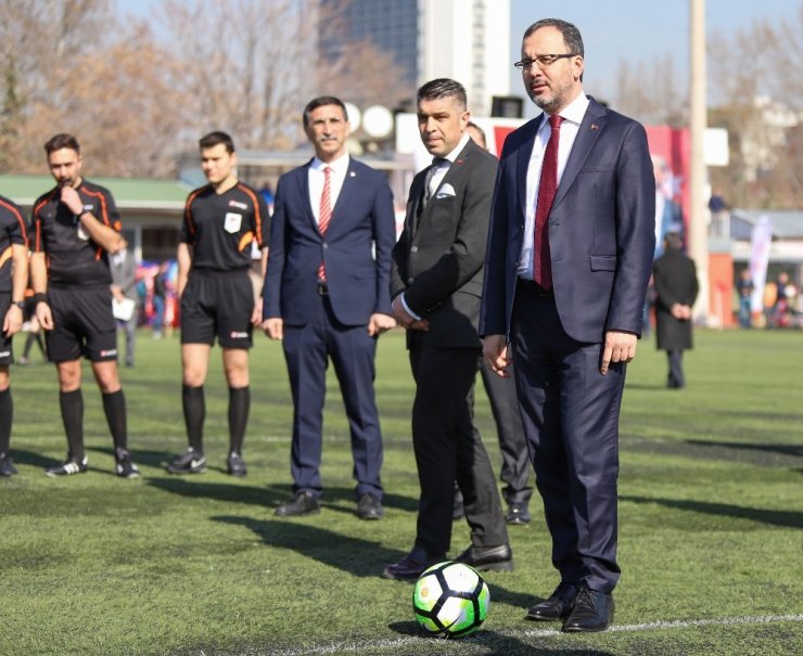 Bakan Kasapoğlu, Kamu Futbol Turnuvası’nın başlama vuruşunu yaptı
