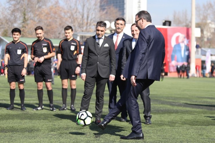 Bakan Kasapoğlu, Kamu Futbol Turnuvası’nın başlama vuruşunu yaptı