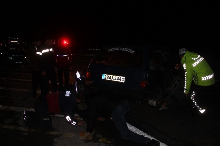 Giresun’da ters yöne giren otomobil tırla çarpıştı
