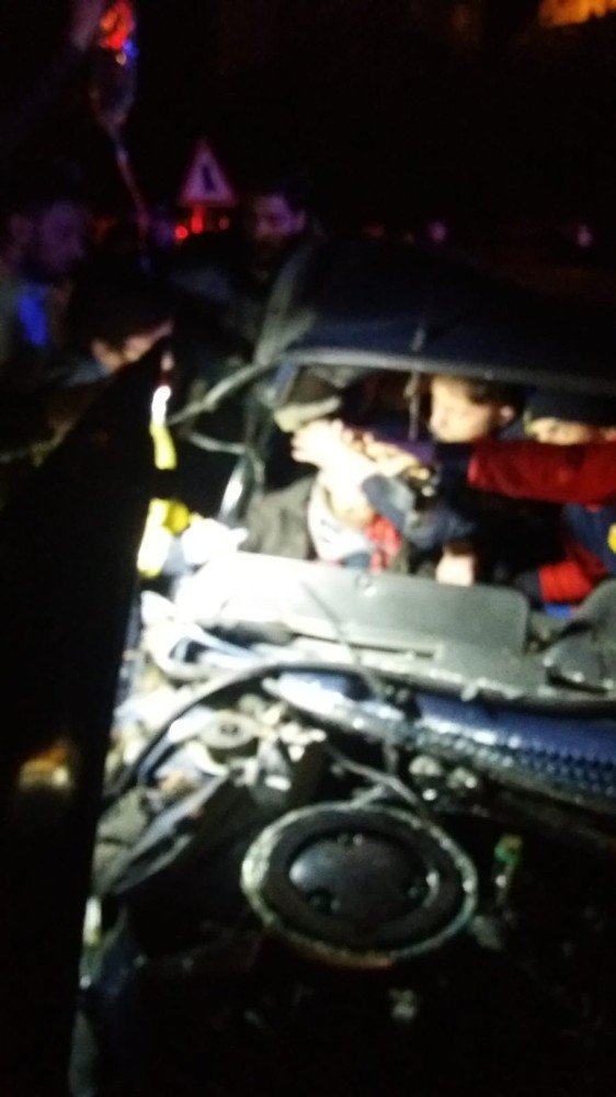 Giresun’da ters yöne giren otomobil tırla çarpıştı