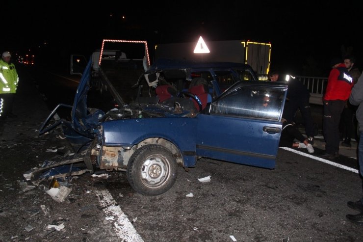 Giresun’da ters yöne giren otomobil tırla çarpıştı