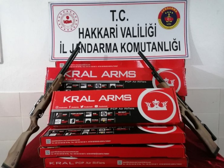 Yüksekova’da av tüfeği ve ağız maskesi ele geçirildi