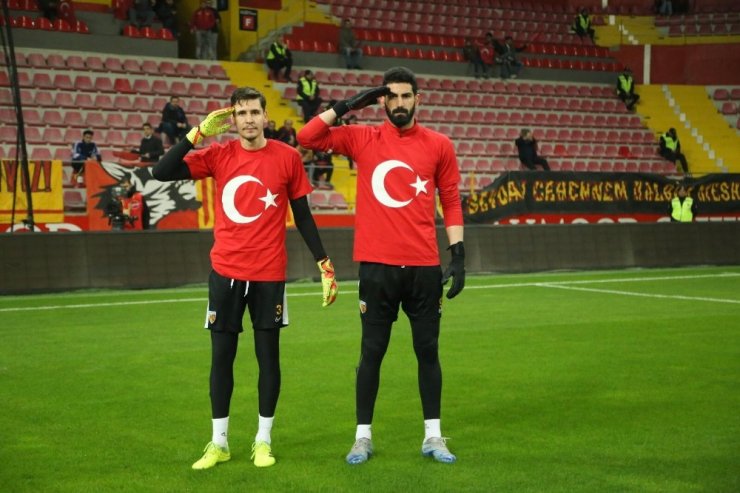 Kayserispor ısınmaya ay-yıldızlı tişörtle çıktı