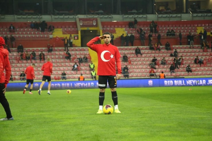 Kayserispor ısınmaya ay-yıldızlı tişörtle çıktı