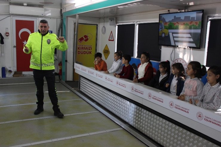Çocuklar uygulamalı trafik eğitimiyle bilinçlendiriliyor