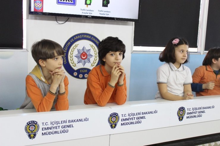 Çocuklar uygulamalı trafik eğitimiyle bilinçlendiriliyor