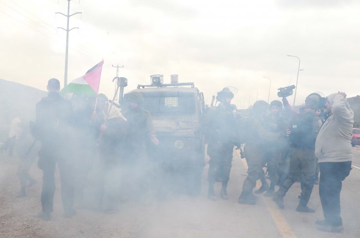 İsrail askerlerinden Batı Şeria'da gösteri düzenleyen Filistinlilere müdahale