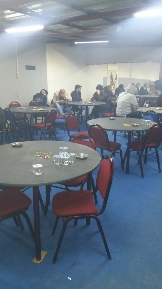 İzmir’de mühürlenen çay ocağına kumar baskını: 50 kişi yakalandı