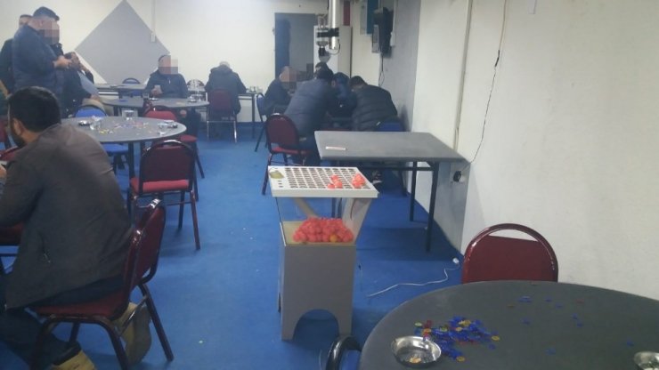 İzmir’de mühürlenen çay ocağına kumar baskını: 50 kişi yakalandı