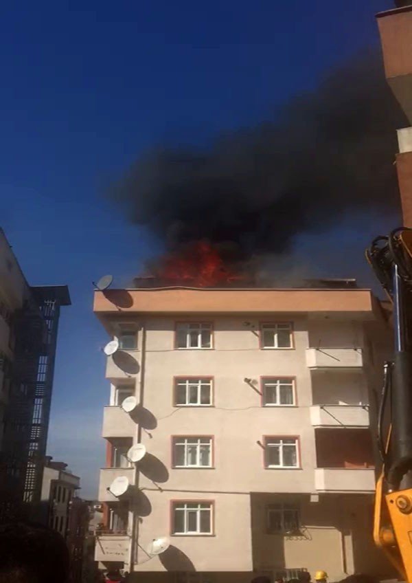 Kağıthane’de bulunan 4 bir binanın çatı katında bilinmeyen bir nedenle yangın çıktı. Çatı katı alev alev yanarken, ihbar üzerine olay yerine gelen itfaiye ekipleri yanına müdahale ediyor.