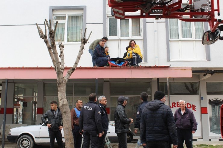Üçüncü kattan tenteye düştü, yaralı kurtuldu