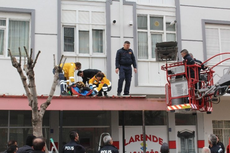 Üçüncü kattan tenteye düştü, yaralı kurtuldu