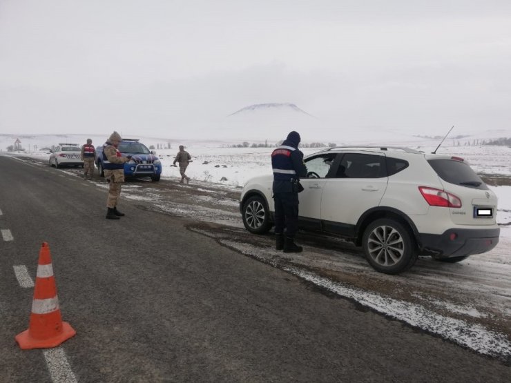 Kars’ta jandarmadan sahte plaka uygulaması