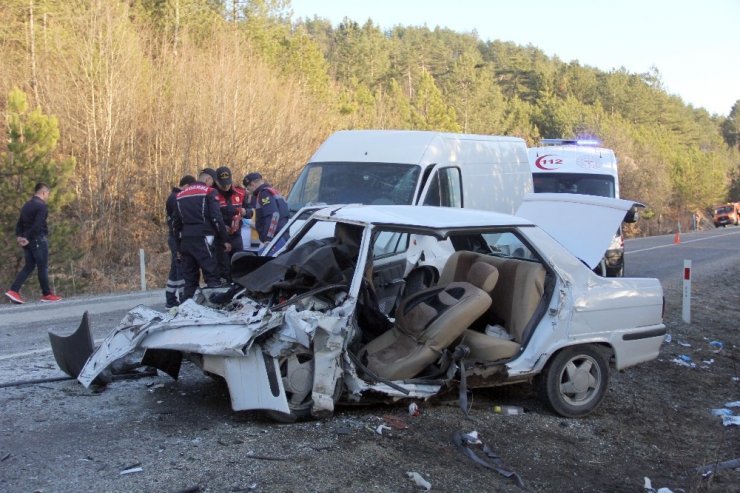 Kastamonu’da ticari minibüsle otomobil çarpıştı: 1 ölü, 6 yaralı