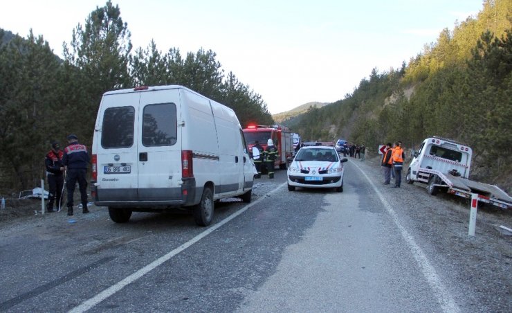 Kastamonu’da ticari minibüsle otomobil çarpıştı: 1 ölü, 6 yaralı