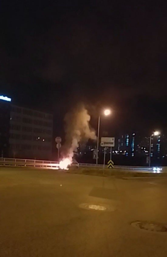 Kayaşehir’de araç alev alev yandı