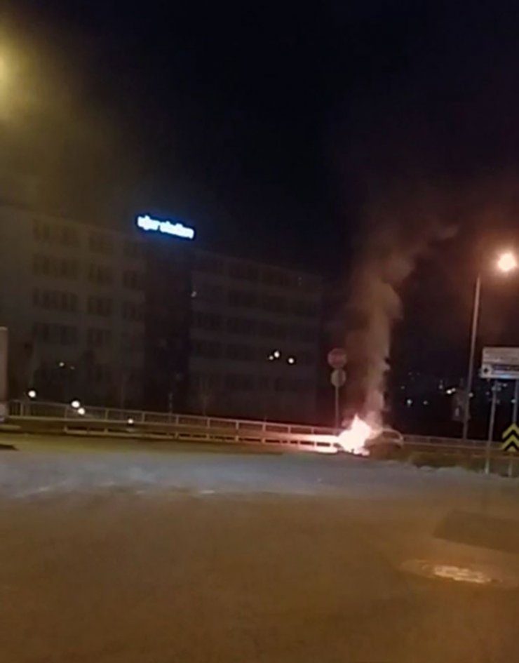 Kayaşehir’de araç alev alev yandı