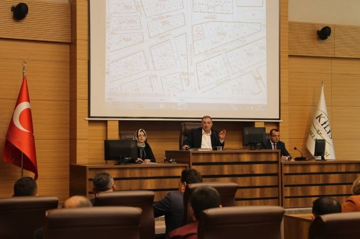 Belediye meclisinde şehitler için saygı duruşu