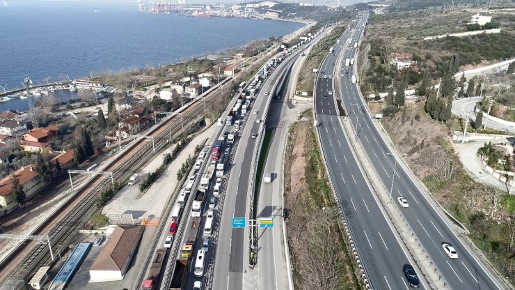 D -100’de zincirleme trafik kazası: 9 yaralı