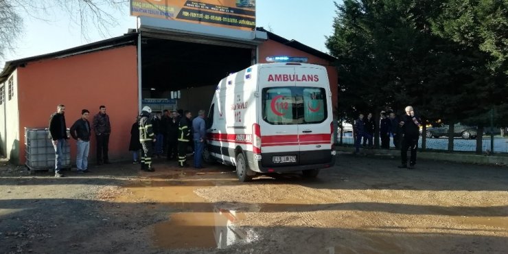 Tamir etmek istediği kamyonetin altına kalan işçi yaralandı