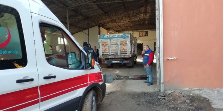 Tamir etmek istediği kamyonetin altına kalan işçi yaralandı
