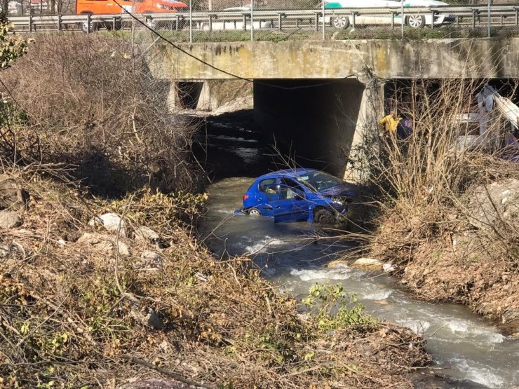 Kocaeli TEM’de kontrolden çıkan otomobil dereye uçtu: 2 yaralı