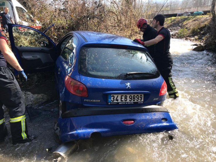 Kocaeli TEM’de kontrolden çıkan otomobil dereye uçtu: 2 yaralı
