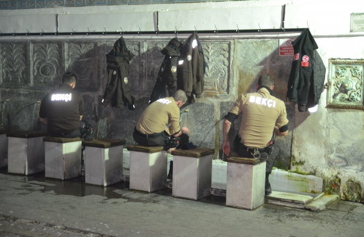 Eskişehir ve Kütahya'daki camilerde Mehmetçik için "zafer" duası