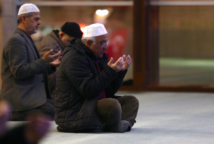 Mehmetçik için sabah namazında dua edildi
