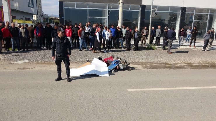 Kamyon motosikleti altına aldı: 1 ölü