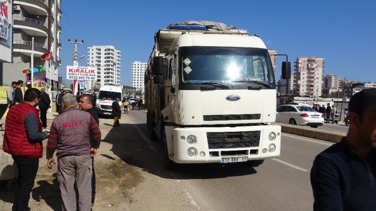 Kamyon motosikleti altına aldı: 1 ölü