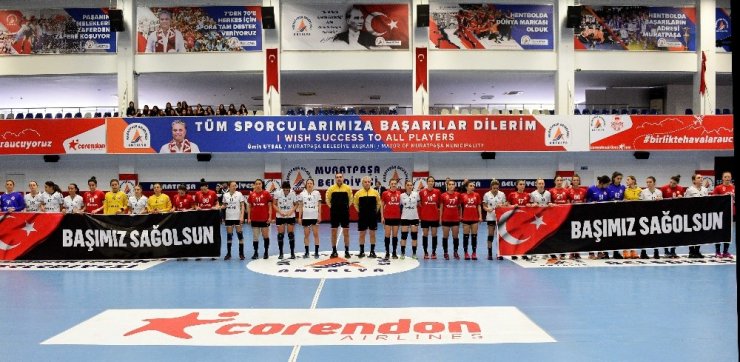 Kadın Hentbol Takımından şehitler için saygı duruşu