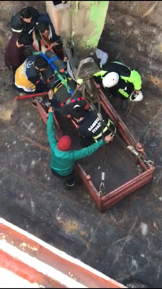 Samsunport Limanı’nda geminin ambarına düşen şahıs ağır yaralandı