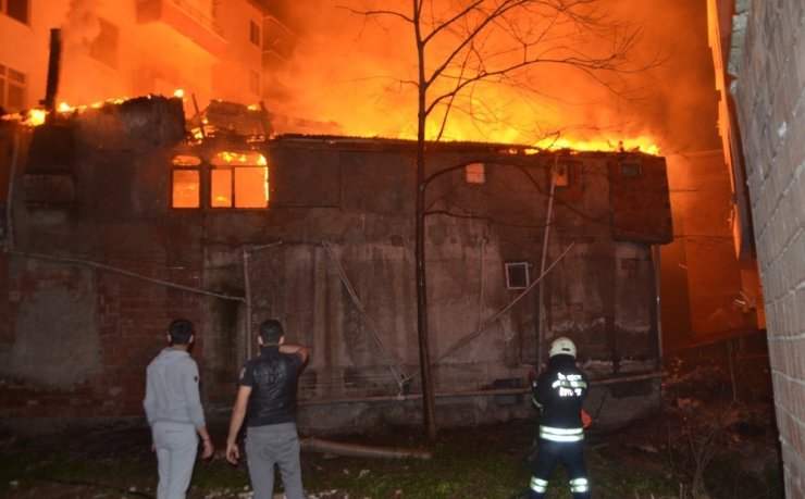 2 katlı bina alevlere teslim oldu