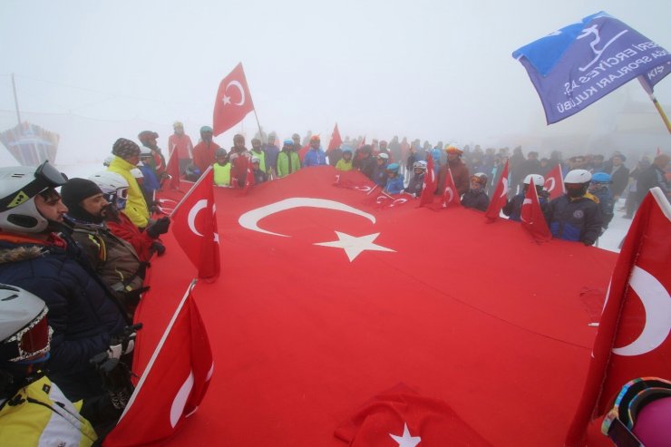 Şehitler, Erciyes'te Türk bayraklarıyla yapılan kayakla anıldı
